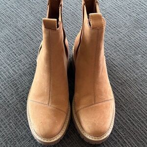 Tom’s Skylar Chelsea boots